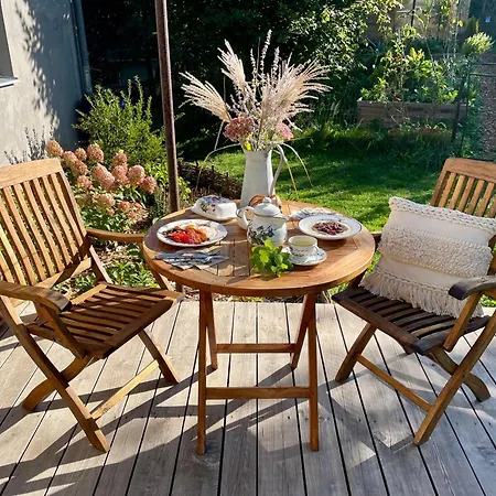 Honey Gardens Venkovsky V Prirodni Zahrade *