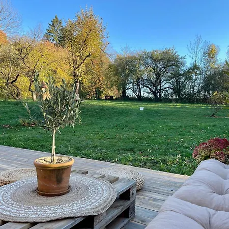 Honey Gardens Venkovsky V Prirodni Zahrade Oleska