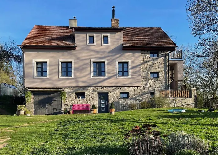 Honey Gardens Venkovsky V Prirodni Zahrade Oleska