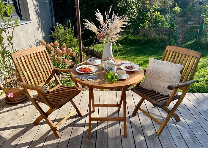 Honey Gardens Venkovsky V Prirodni Zahrade *