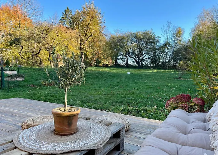 Honey Gardens Venkovsky V Prirodni Zahrade Oleska